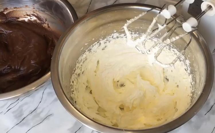 Fouetter le beurre pour faire un gâteau