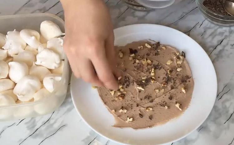 To make a cake, sprinkle with nuts