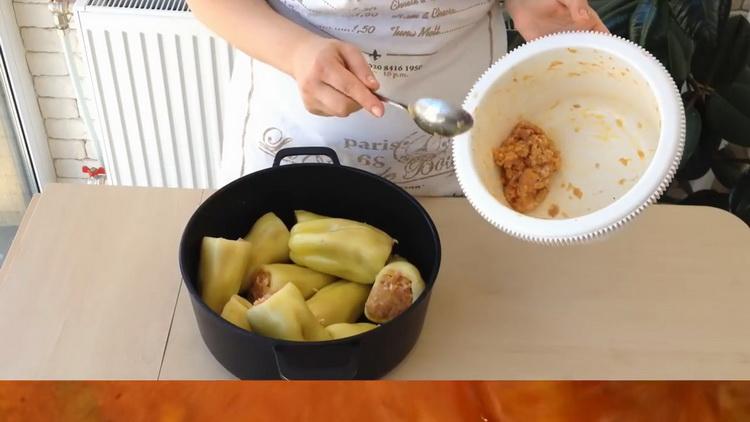 Pour préparer le poivron, préparez la viande hachée