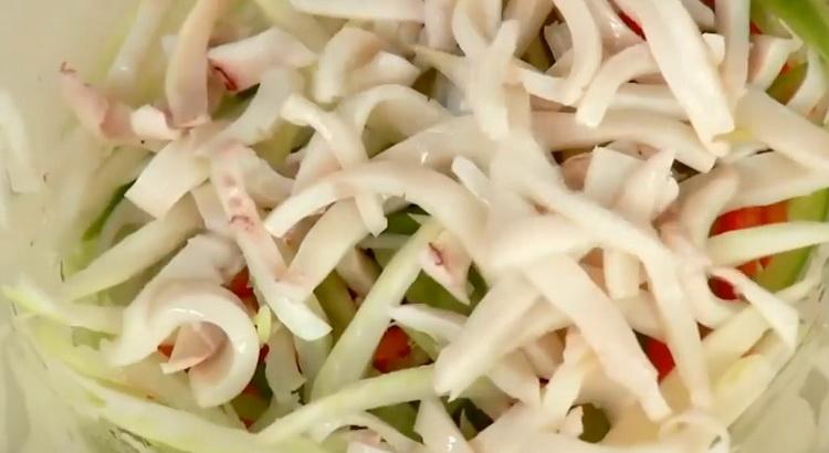 Da biste napravili salatu, nasjeckajte sastojke