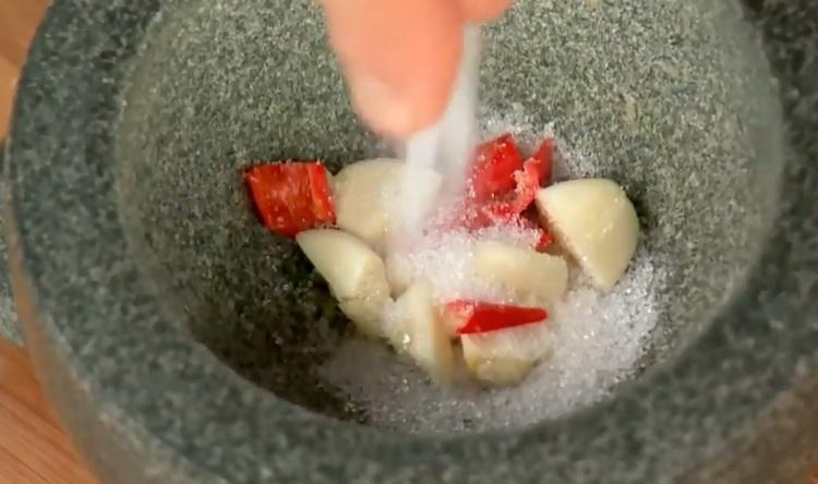 Para preparar la ensalada, prepara el ingrediente.