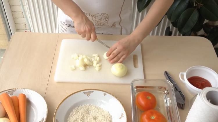Pour cuire le poivron, hachez l'oignon