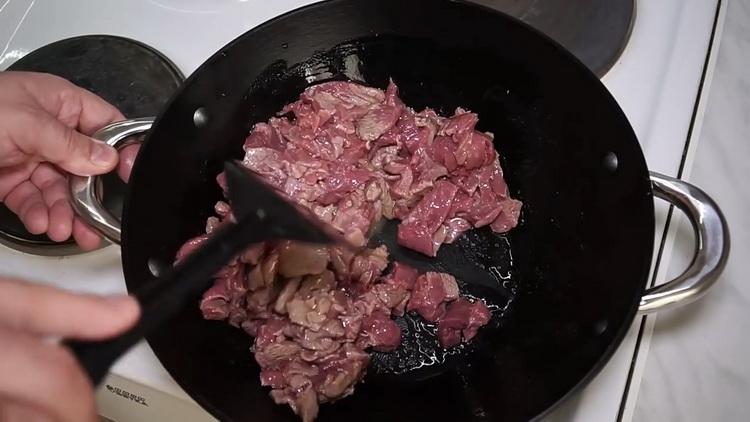 Cocinar lo básico tártaro con pepinillos