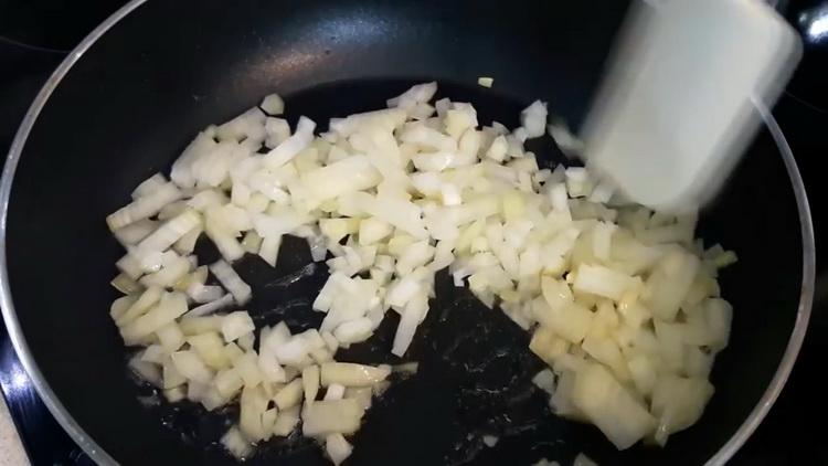 Pour la cuisson, hachez les oignons