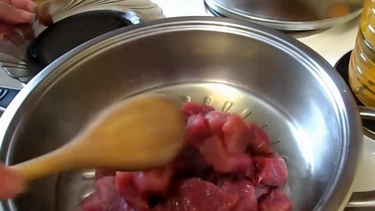 Para cocinar cebada perlada con carne, freír la carne.