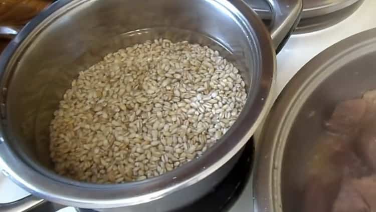 Para preparar cebada con carne, preparar cereales.