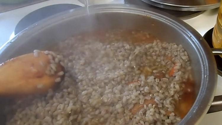 Para hacer cebada perlada con carne, agregue agua