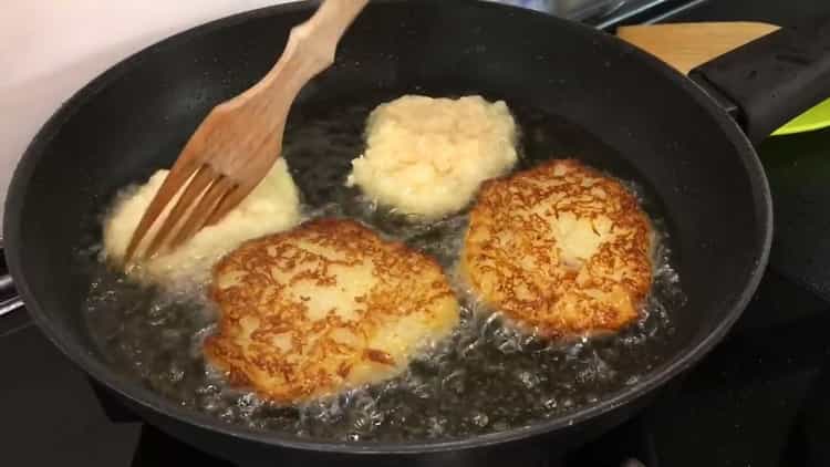 Fry potatoes to make potato pancakes