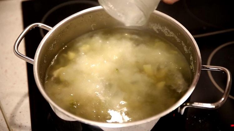 Zmiešajte ingrediencie a pripravte polievku.