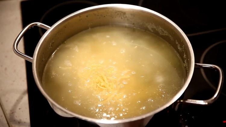 Nastrúhajte syr na polievku