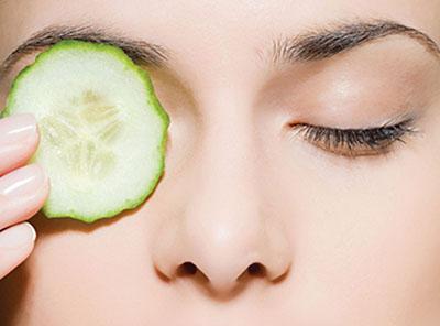 Caring for the skin around the eyes