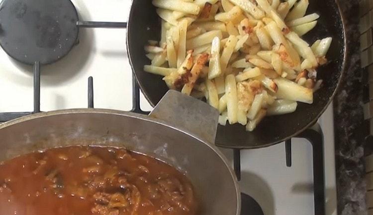 Séparément, faites frire les pommes de terre dans une casserole jusqu'à ce qu'elles soient dorées.