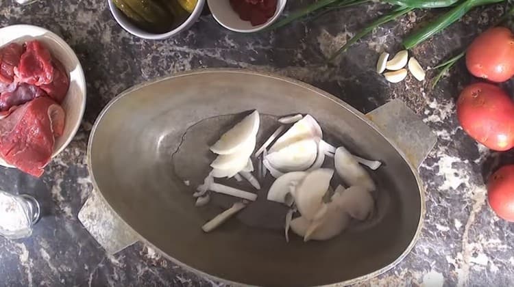 Pon las cebollas en un caldero y fríelas en aceite vegetal.