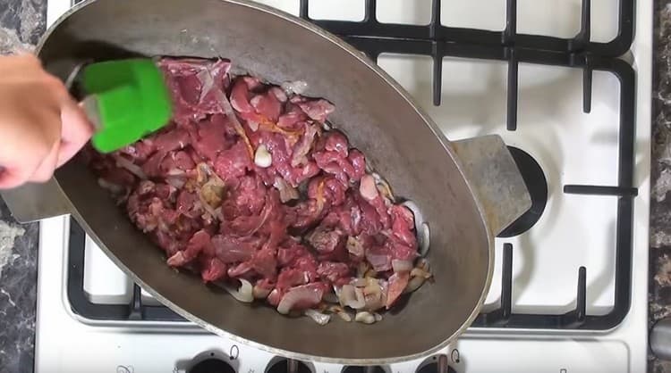Agregue la carne en rodajas a la cebolla.