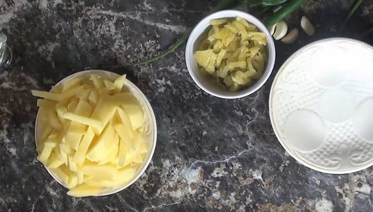 Épluchez et coupez les pommes de terre en lanières.