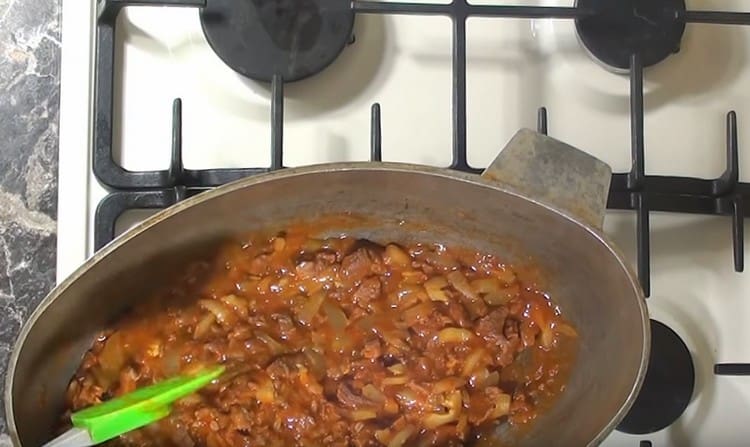 Faites cuire la viande, ajoutez les cornichons.