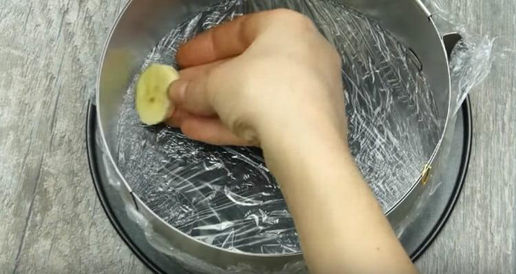 Mettez les tranches de banane en une seule couche sous une forme détachable recouverte d'un film plastique.