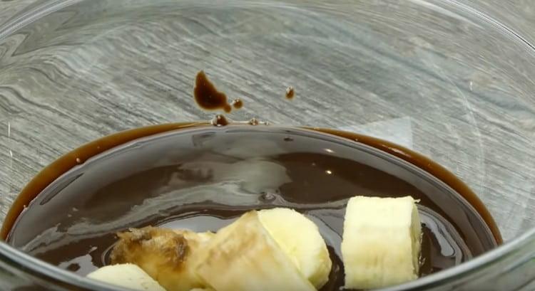 Ajoutez des bananes à la masse chocolat-beurre.