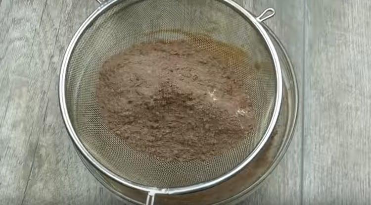 Tamiser la farine avec le cacao et la levure chimique à travers un tamis.