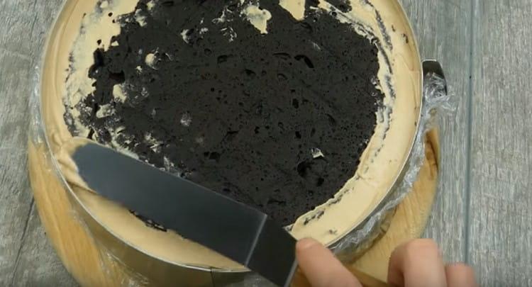 Dans le gâteau, découpez un cercle et placez-le sur notre gâteau à la mousse.