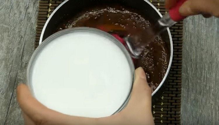 Ajoutez de la crème chaude au sirop caramel.