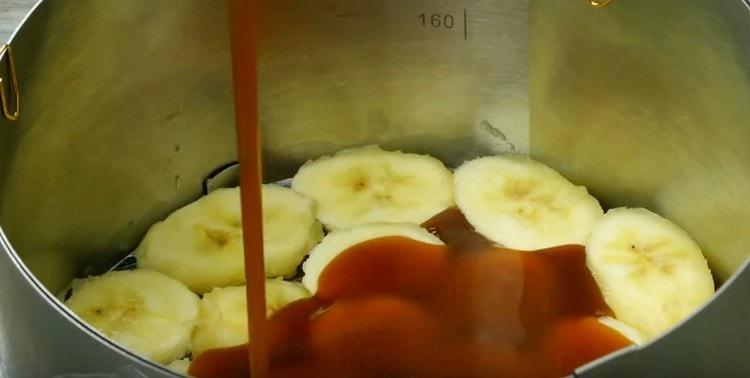 Le caramel obtenu est versé sur une couche de bananes.