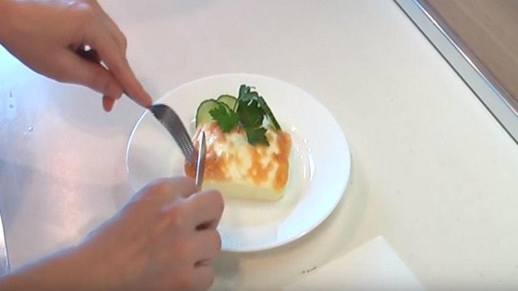 Poslužite proteinski omlet sa zelenilom i povrćem.