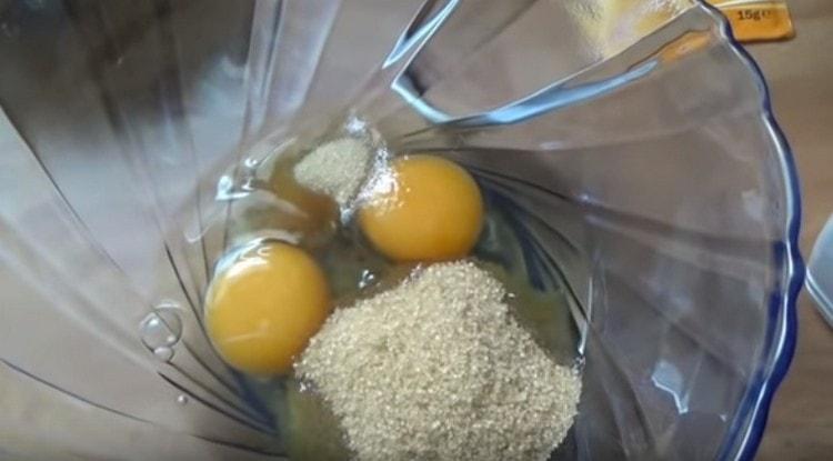 Dans un bol, battez les œufs, ajoutez du sucre.