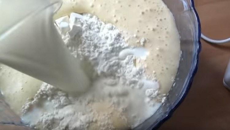 Tamiser la farine dans la masse et ajouter le lait.