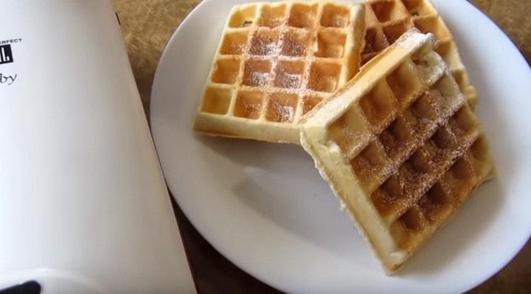 Dessert prêt peut être saupoudré de sucre en poudre.