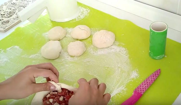 Put the filling on the center of the cake, collect the dough around it, leaving a hole.