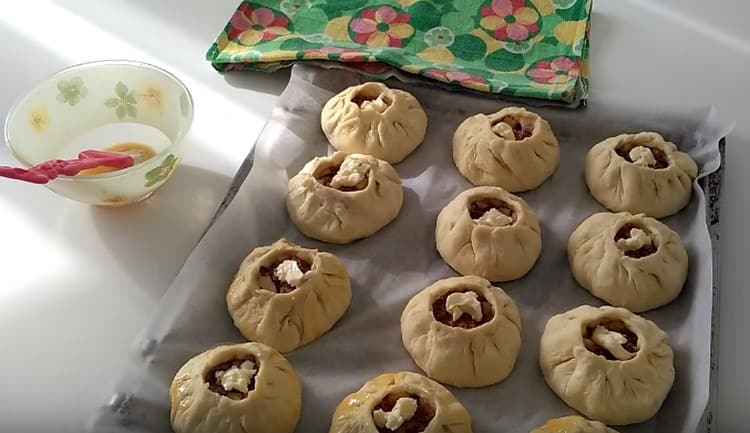 ponga los productos en una bandeja para hornear, ponga un trozo de mantequilla en el orificio de cada barriga.