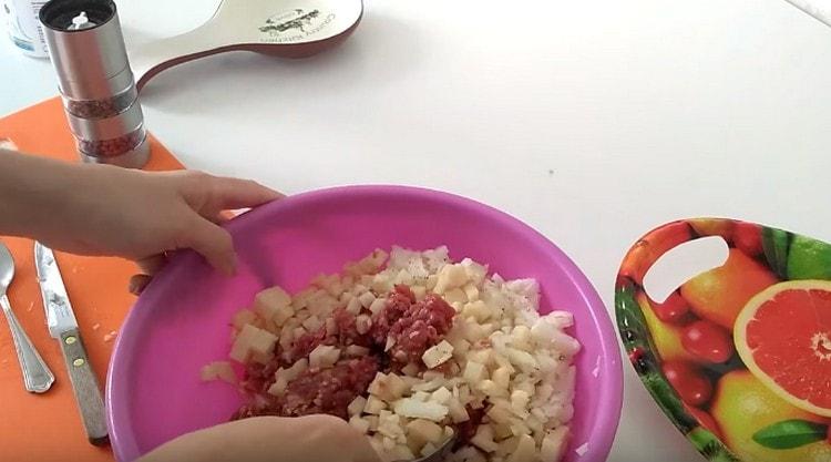 Saler, poivrer la garniture pour les blancs et bien mélanger.