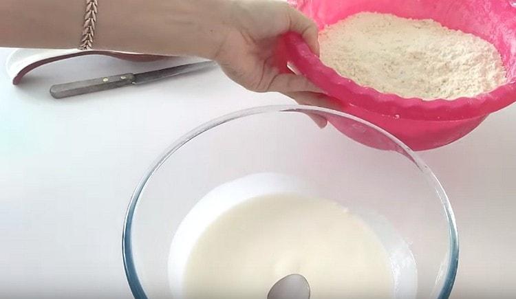 U kefir dodajte mrvice maslaca i brašna.