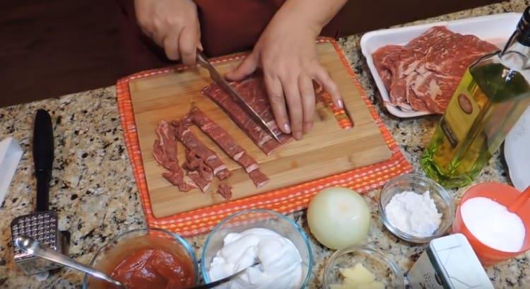 The chopped meat is cut into thin strips.