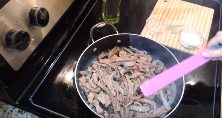 Nous répartissons la viande et la fait frire à feu vif jusqu'à ce qu'elle soit dorée.