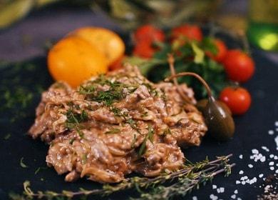 Cooking beef stroganoff: a classic recipe with cream.