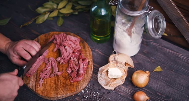 Gupitin ang beef tenderloin sa mahabang manipis na hiwa.