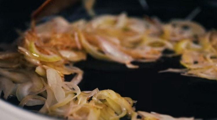 Séparément, faites revenir l'oignon coupé en rondelles dans une casserole jusqu'à ce qu'il soit doré.