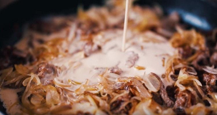 Combine meat with onions, add cream.