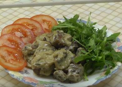 Stroganoff de bœuf aux champignons dans une sauce crémeuse - un délicieux plat de viande
