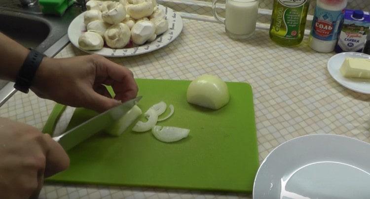 Cut the onions into thin half rings.