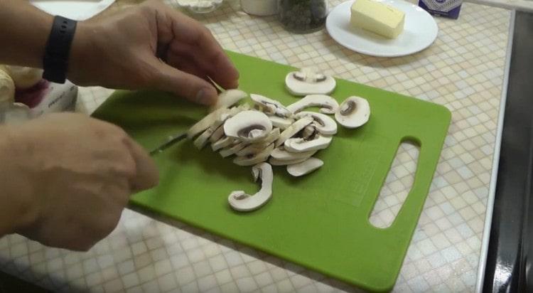 Cut the mushrooms into thin slices.