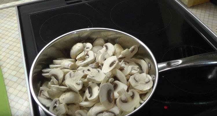 Spread the mushrooms to the onion in the pan.