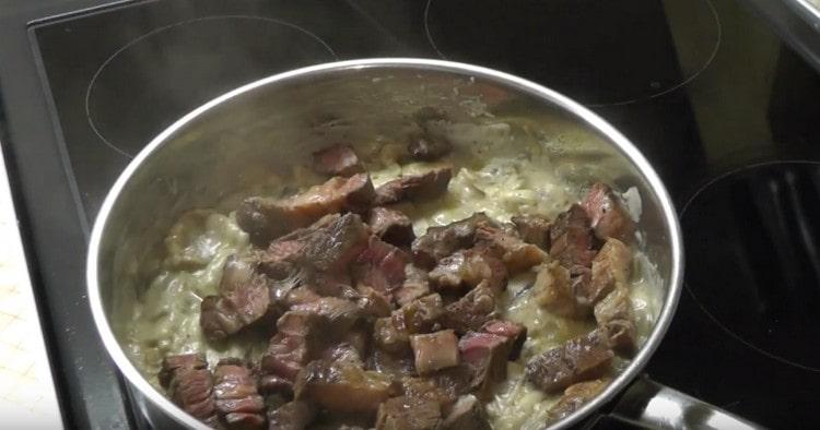 We cut the meat into pieces and send it to the pan to the mushrooms in the sauce.