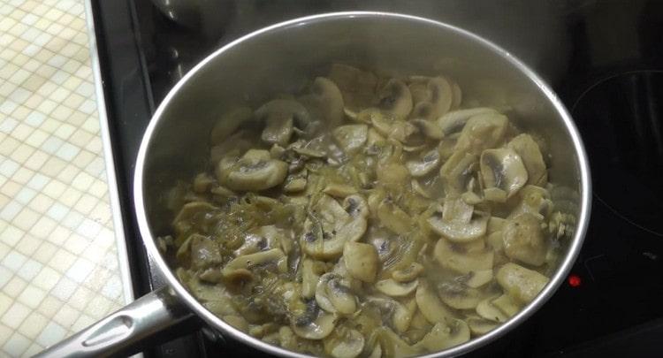 We remove the lid and allow the moisture from the mushrooms and onions to evaporate.