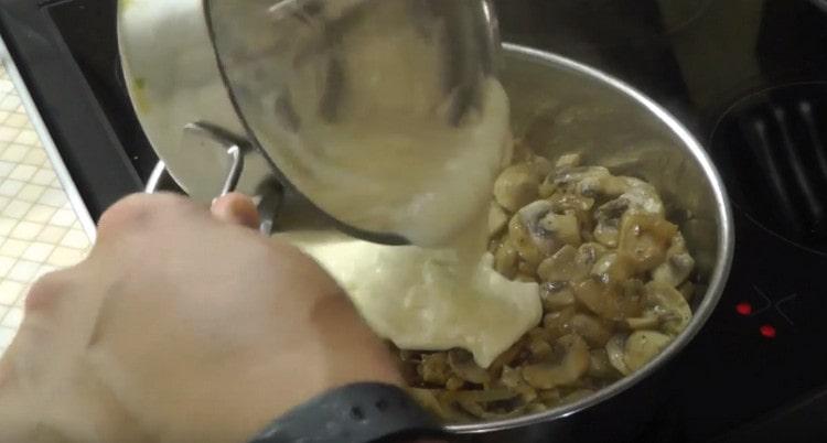 Add the creamy sauce to the mushrooms.