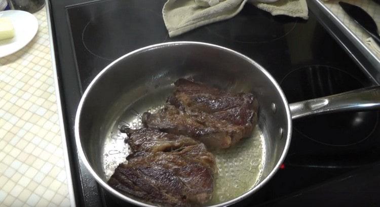 On both sides, fry the meat in a dry pan.