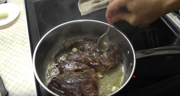 Pour the meat into the pan with fat.