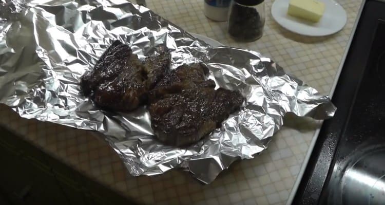 Envuelva la carne asada en papel de aluminio.